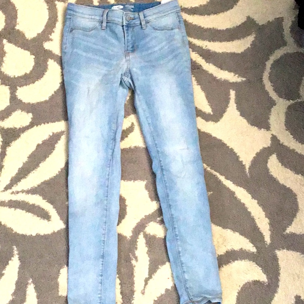 Light washed girls jeans mid rise.